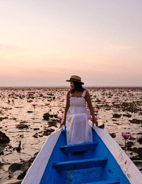 Азиатские Женщины Шляпе Платье Лодке Красивом Красном Лотосе Море Kumphawapi — стоковое фото