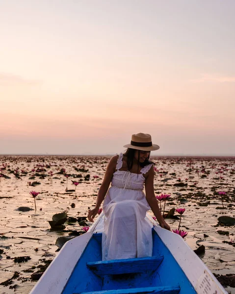 在泰国北部的乌顿萨尼 亚洲女人戴着帽子 穿着漂亮的红色荷花海宽山楂船 满载着粉红色的花朵 东南亚植物区系 — 图库照片