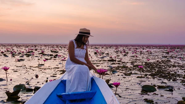 Asian Women Hat Dress Boat Beautiful Red Lotus Sea Kumphawapi — Stock Photo, Image