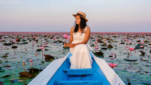 Asian Women Boat Beautiful Red Lotus Sea Kumphawapi Full Pink —  Fotos de Stock