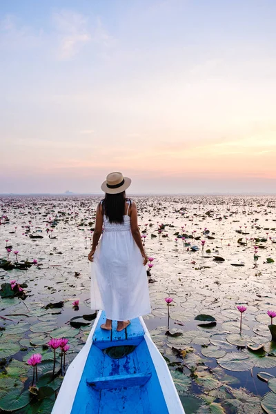 Tayland Kuzeyindeki Udon Thani Bulunan Güzel Kızıl Lotus Denizi Nde — Stok fotoğraf