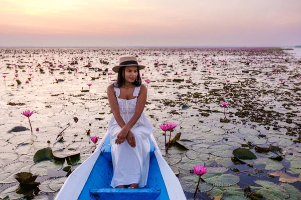 Asiatische Frauen Mit Hut Und Kleid Einem Boot Schönen Roten — Stockfoto