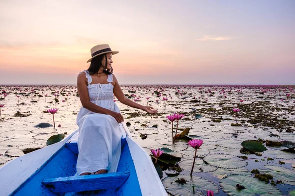 Asian Women Boat Beautiful Red Lotus Sea Kumphawapi Full Pink — Stok fotoğraf