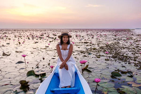 Mulheres Asiáticas Barco Belo Lotus Mar Vermelho Kumphawapi Está Cheio — Fotografia de Stock
