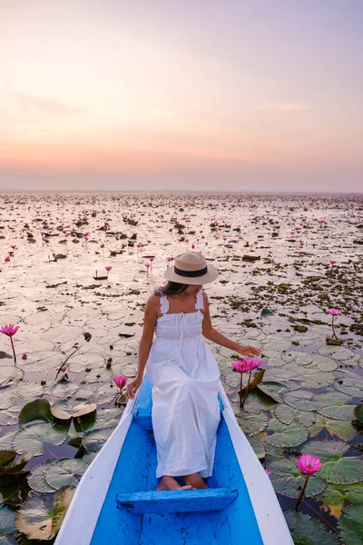 Güzel Kızıl Lotus Denizi Kumphawapi Bir Botta Şapka Elbise Giyen — Stok fotoğraf