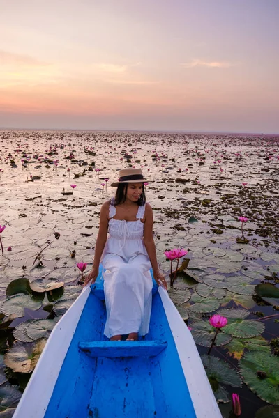 Asian Women Hat Dress Boat Beautiful Red Lotus Sea Kumphawapi — Stok fotoğraf