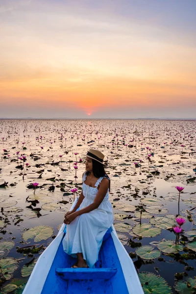 美しい紅蓮の海で帽子とドレスを被ったアジアの女性クムパワピは タイ北部のウドタニのピンクの花でいっぱいです 東南アジアの植物 — ストック写真
