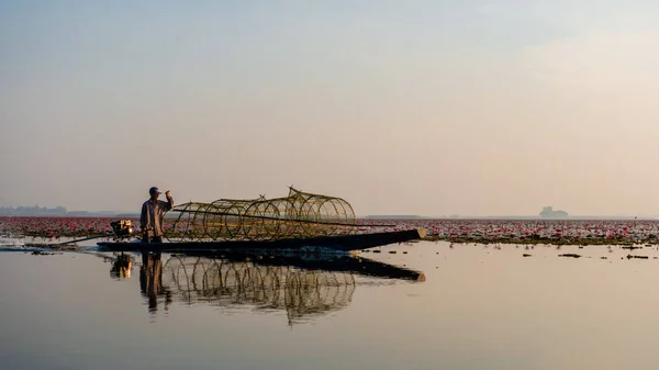 Рыбаки Лодке Санрайз Море Красного Лотоса Озеро Нонг Харн Удон — стоковое фото