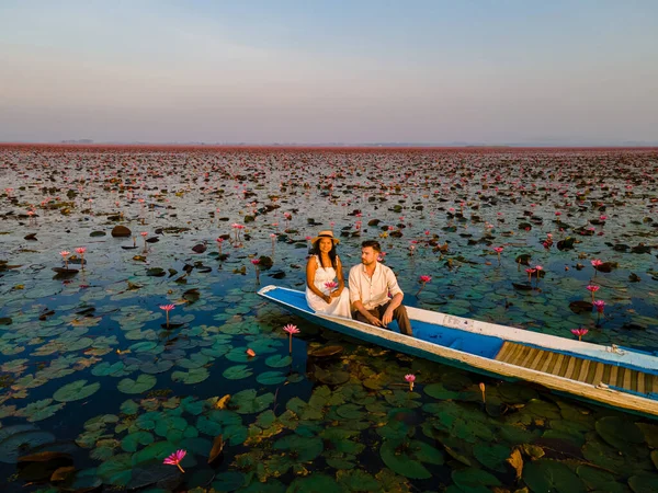 Couple Wooden Boat Beautiful Red Lotus Sea Kumphawapi Full Pink — Zdjęcie stockowe