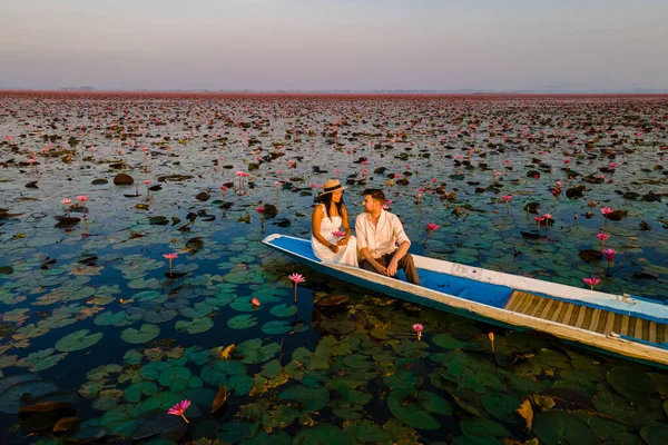 Couple Wooden Boat Beautiful Red Lotus Sea Kumphawapi Full Pink — Stockfoto