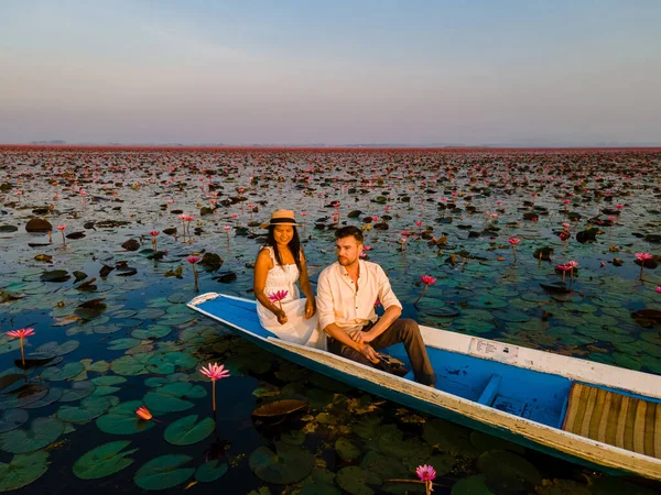 Couple Wooden Boat Beautiful Red Lotus Sea Kumphawapi Full Pink — Stock Photo, Image