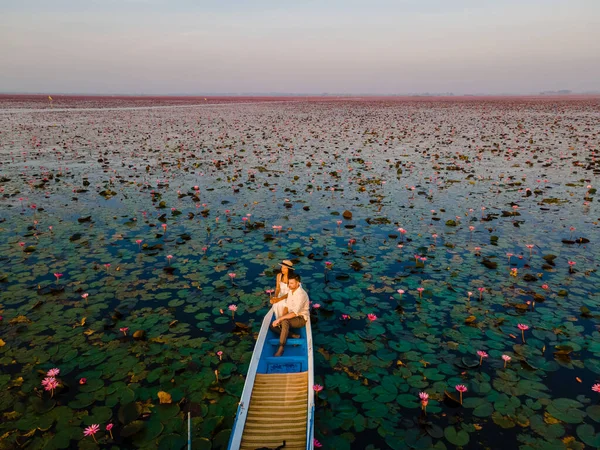 Пара Деревянной Лодке Красивом Красном Лотосе Море Kumphawapi Полна Розовых — стоковое фото