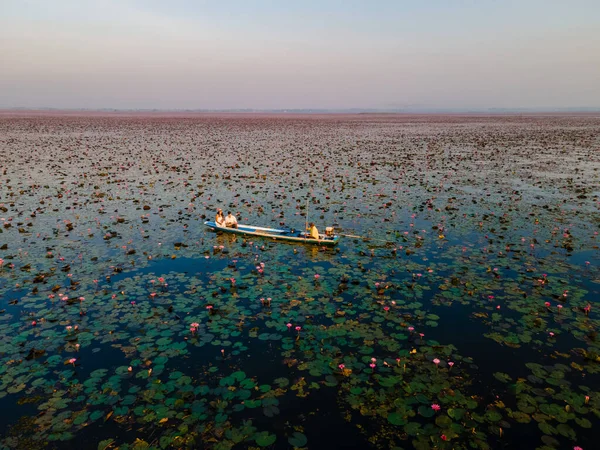 Пара Деревянной Лодке Красивом Красном Лотосе Море Kumphawapi Полна Розовых — стоковое фото