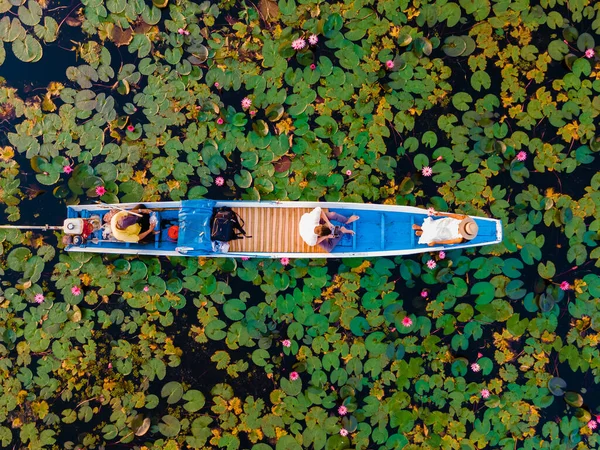 Paar Einem Holzboot Schönen Roten Lotusmeer Kumphawapi Ist Voll Von — Stockfoto