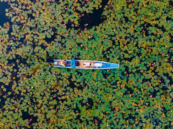 Güzel Kızıl Lotus Denizi Kumphawapi Deki Ahşap Bir Teknede Birkaç — Stok fotoğraf