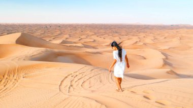 Dubai tatlı kumulları, Dubai çöl safarisinde Asyalı kadınlar, Birleşik Arap Emirlikleri, Dubai 'de kadın tatili kum tepelerini ziyaret ediyor.