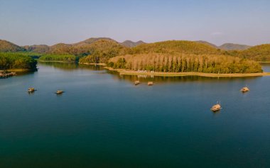 Tayland 'ın kuzeydoğusundaki Huai Krathing gölünün insansız hava aracı görüntüsü, yüzen bambu sallarıyla ünlüdür, gölün ortasında öğle yemeği veya akşam yemeği yiyebilirsiniz.. 