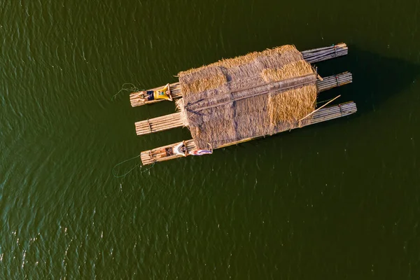 タイ北東部の懐鶴湖湖湖の真ん中で昼食や夕食を取ることができる竹筏が浮かぶことで知られるアイザン地域 — ストック写真