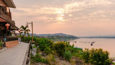 Chiang Khan Köyü Kuzey Doğu Tayland Şubat 2023 Mekong nehri kıyısında günbatımında ahşap evle geleneksel bir köy.