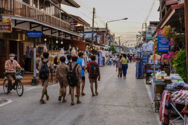 Chiang Khan Köyü Kuzey Doğu Tayland Şubat 2023 akşamı Chiang Khan 'ın yürüyen sokak pazarında ahşap evi olan geleneksel bir köy.