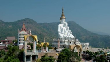 Wat Pha Sorn Kaew The Temple on a glass Cliff Khao Kho, Petchabun, Tayland. Dağdaki Beyaz Buda Tapınağı
