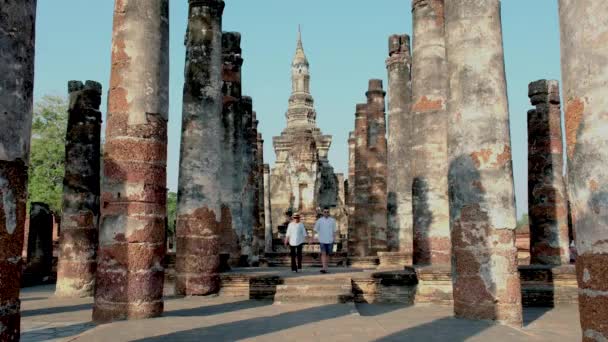Пара Мужчин Женщин Посещают Ват Махато Старый Город Сукхотай Таиланд — стоковое видео
