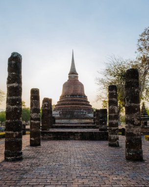 Wat Mahathat, Sukhothai eski şehri, Tayland. Güney Asya 'nın antik şehir ve kültürü Tayland, Sukothai tarihi parkı