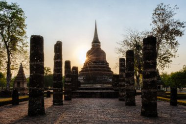 Wat Mahathat, Sukhothai eski şehri, Tayland. Güney Asya 'nın antik şehir ve kültürü Tayland, Sukothai tarihi parkı