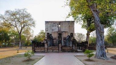 Wat Si Chum, Sukhothai eski şehri, Tayland. Güney Asya 'nın antik şehir ve kültürü Tayland, Sukothai tarihi parkı