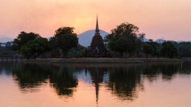 Wat Sa Si gün batımında Sukhothai eski şehri, Tayland. Güney Asya 'nın antik şehir ve kültürü Tayland, Sukothai tarihi parkı