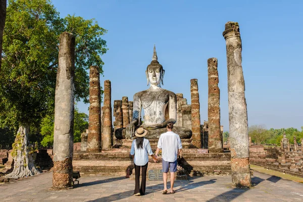 一对男女情侣参观了泰国苏霍泰古城Wat Mahathat 南亚古城与文化 泰国苏科泰历史公园 — 图库照片
