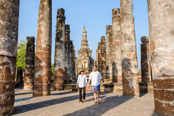 Birkaç Erkek Kadın Wat Mahathat Sukhothai Eski Şehri Tayland Ziyaret — Stok fotoğraf