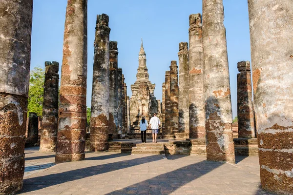 Quelques Hommes Femmes Visitent Wat Mahathat Vieille Ville Sukhothai Thaïlande — Photo