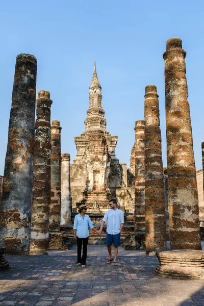 Asian Women Caucasian Men Visiting Wat Mahathat Sukhothai Old City — Stock Photo, Image