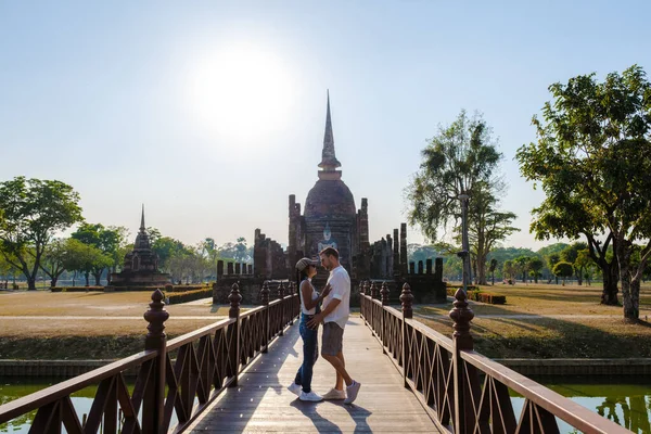 男性と女性のカップルは タイのスコータイ旧市街のワット シットを訪問します 古代都市と南アジアの文化タイ スコタイ歴史公園 — ストック写真