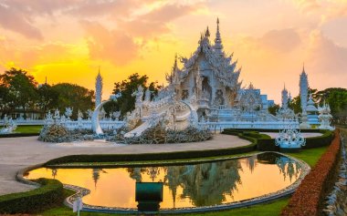 Beyaz Tapınak Chiang Rai Tayland, Wat Rong Khun, nam-ı diğer Beyaz Tapınak, Chiang Rai, Tayland 'da mavi gökyüzü ve gölde yansıması var.