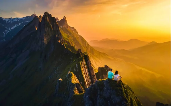 Couple Hedge Mountain Watching Sunset Schaeffler Mountain Ridge Swiss Alpstein — Stock Photo, Image