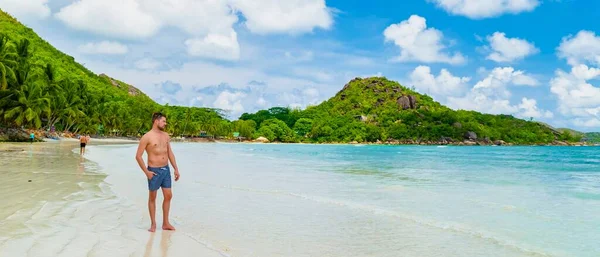 Jovem Natação Curta Uma Praia Tropical Branca Com Azul Turquesa — Fotografia de Stock