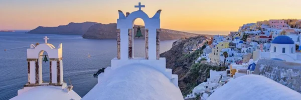 Белые Церкви Голубые Купола Океана Санторини Греция Традиционная Греческая Деревня — стоковое фото