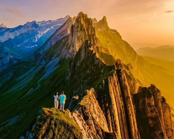 Couple Watching Sunset Edge Mountain Switzerland Summer Vacation Schaeffler Altenalptuerme — Stock Photo, Image