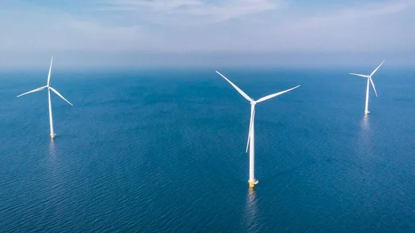 空中から見た風力タービン 風力公園のドローンビュー Westmeerdijkaオランダ最大のIjsselmeer湖の風車農場 持続可能な開発 再生可能エネルギーオランダ — ストック写真
