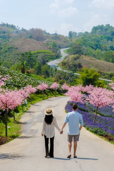 Paar Männer Und Frauen Garten Mit Blumen Den Bergen Von — Stockfoto
