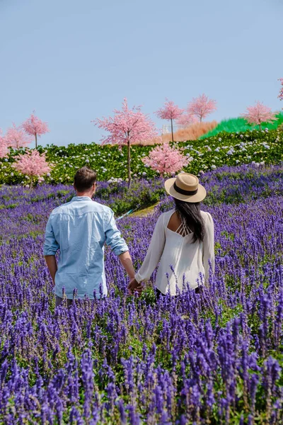 Paar Männer Und Frauen Garten Mit Blumen Den Bergen Von — Stockfoto