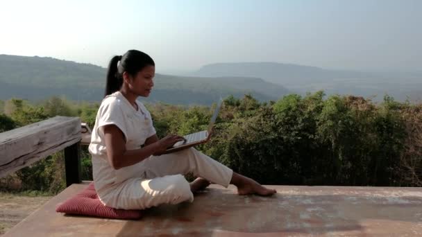Genç Asyalı Kadın Dijital Göçebe Bir Dizüstü Bilgisayar Kullanarak Çalışıyor — Stok video