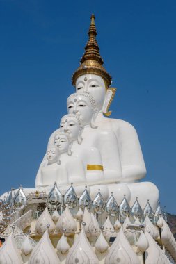 Wat Pha Sorn Kaew The Temple on a glass Cliff Khao Kho, Petchabun, Tayland. Dağdaki Beyaz Buda Tapınağı