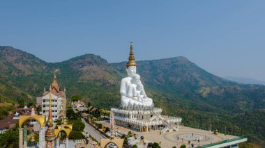 Wat Pha Sorn Kaew The Temple on a glass Cliff Khao Kho, Petchabun, Tayland. Dağdaki Beyaz Buda Tapınağı