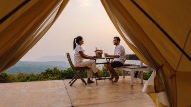 Erkekler ve kadınlar Phitsanulok Tayland 'da kamp yaparken gün batımını izliyorlar. Lüks göz alıcı.