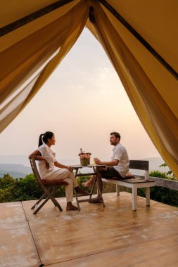 Erkekler ve kadınlar Phitsanulok Tayland 'da kamp yaparken gün batımını izliyorlar. Lüks göz alıcı.