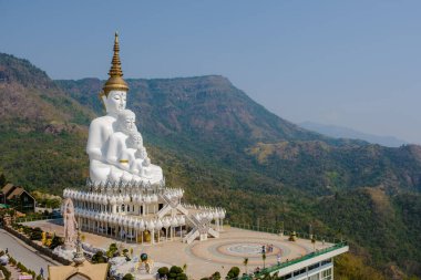 Wat Pha Sorn Kaew The Temple on a glass Cliff Khao Kho, Petchabun, Tayland. Dağdaki Beyaz Buda Tapınağı