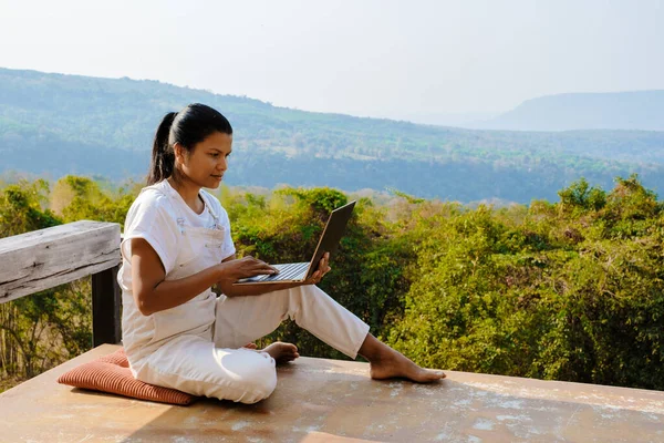 Young Woman Digital Nomad Traveler Working Online Using Laptop Enjoying — Stock Photo, Image